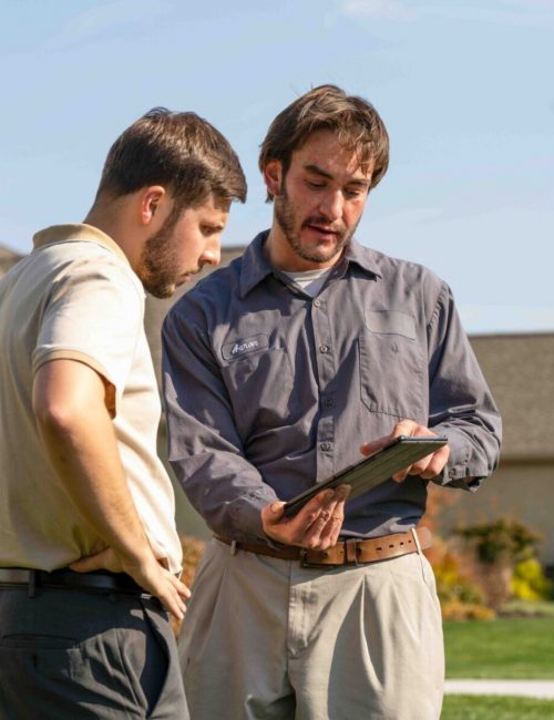 DSC02838 Lawn technician talking to customer